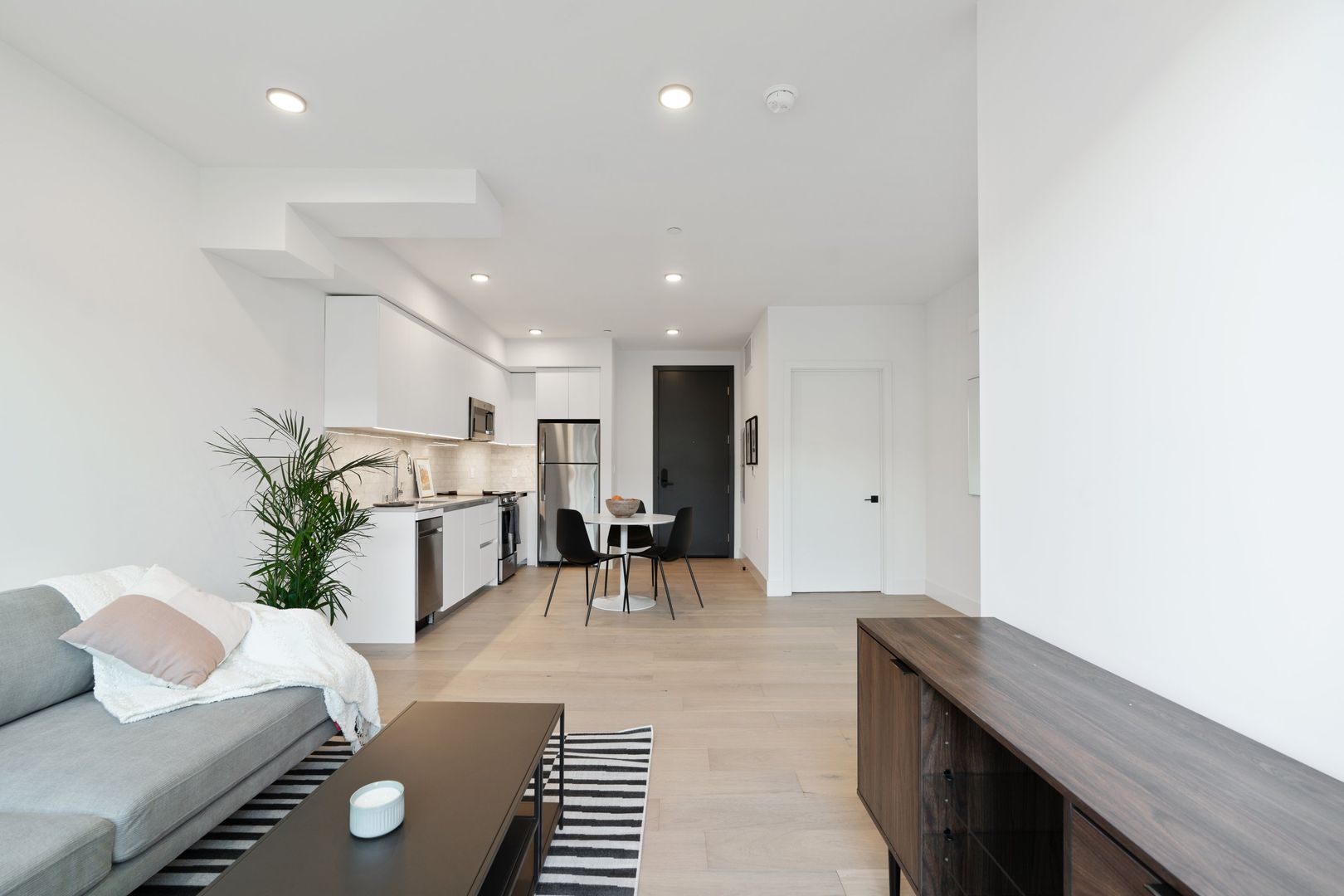 Los Angeles Apartment: 5750 Lexington Avenue