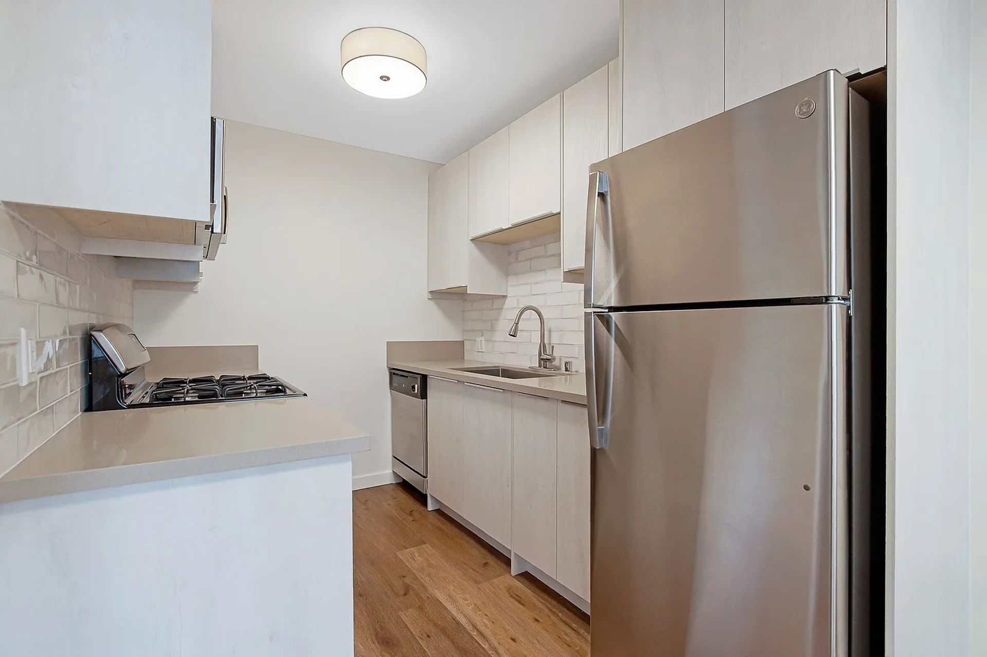 Modern Studio in the Heart of Hollywood | ST Living @ 1155 N Madison 5 of 12