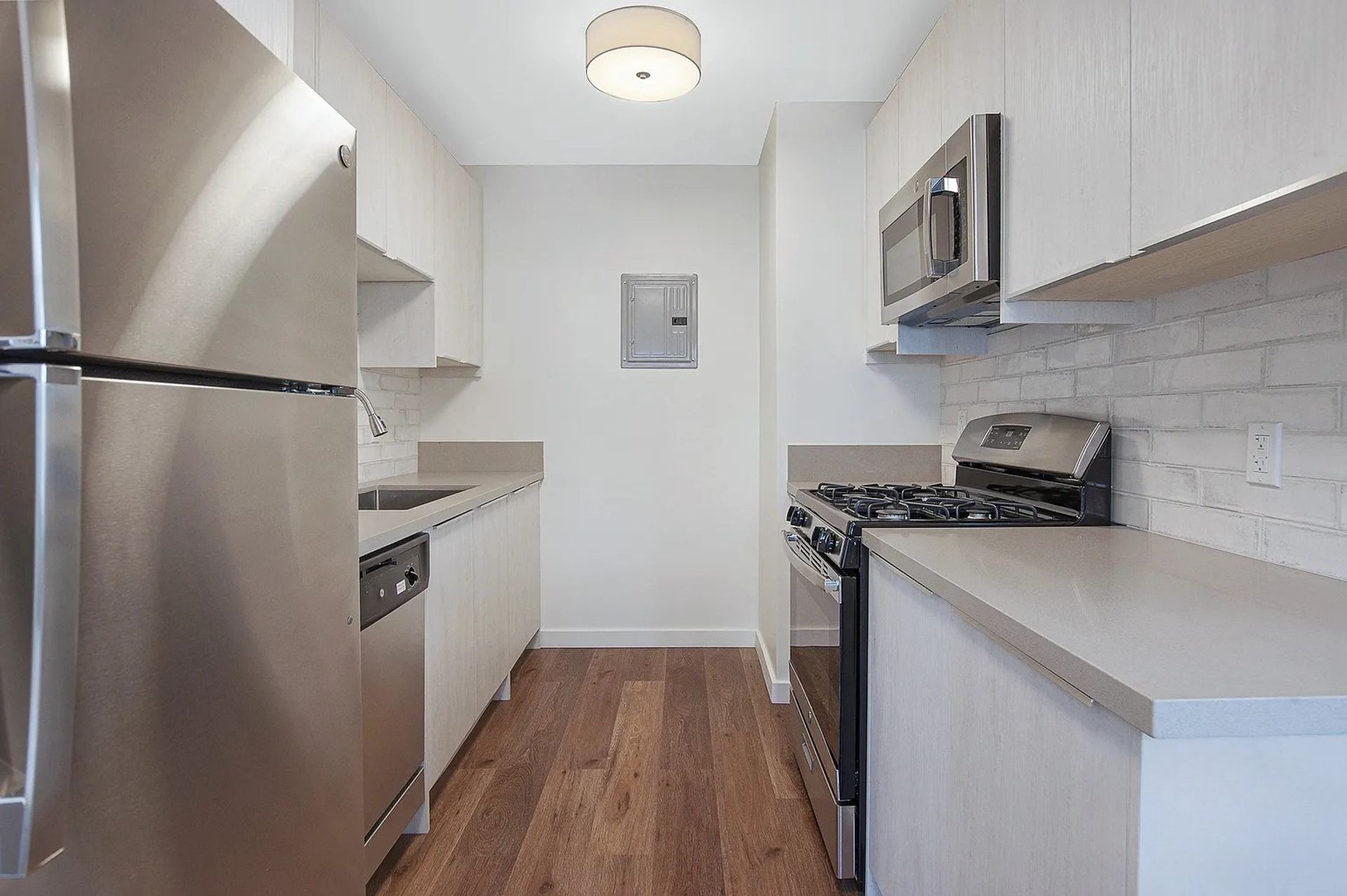 Modern Studio in the Heart of Hollywood | ST Living @ 1155 N Madison 3 of 12