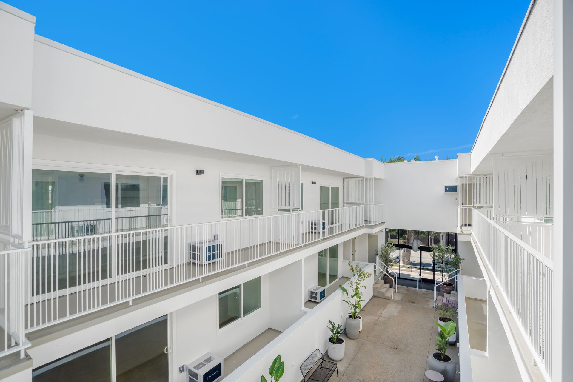 ST Living at 1422 Tamarind | Come Home to Elevated Comfort (LIMITED MOVE IN SPECIAL!!) 8 of 12