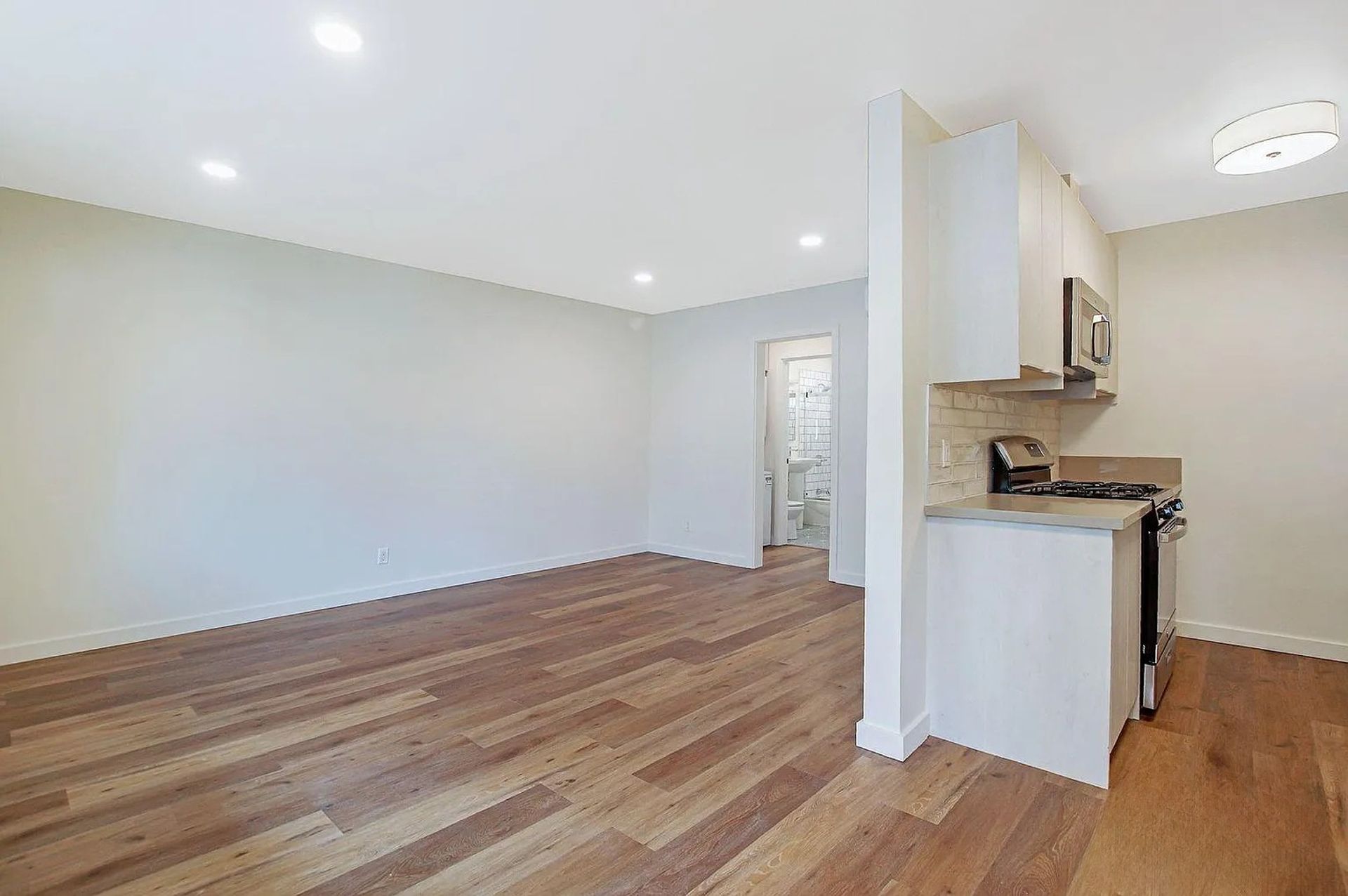 Modern Studio in the Heart of Hollywood | ST Living @ 1155 N Madison 8 of 12