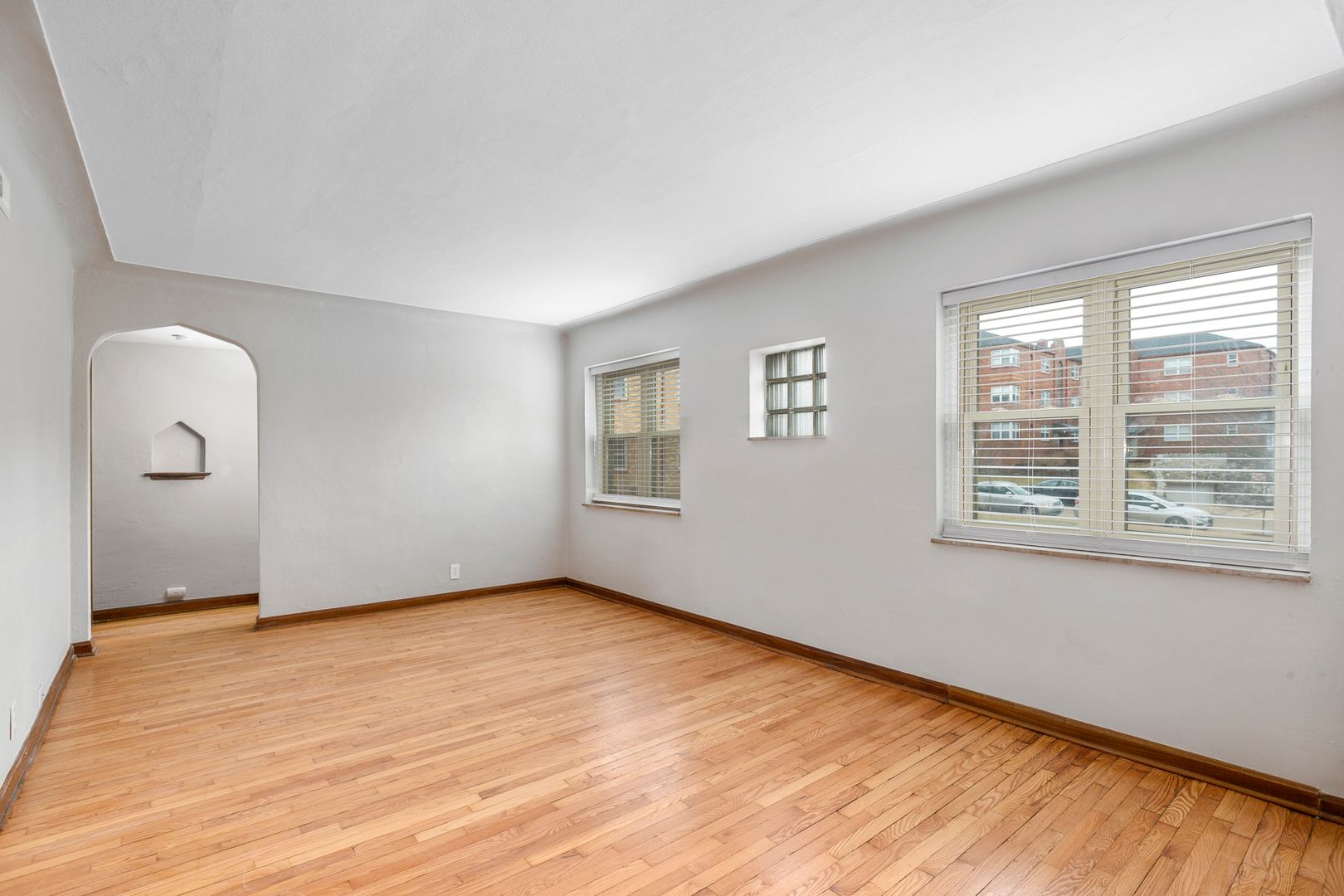 Saint Louis Apartment: 5823 Lindenwood Unit 1E