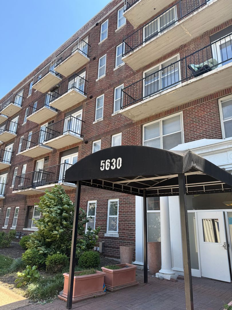 St. Louis House: 5630 Pershing 13