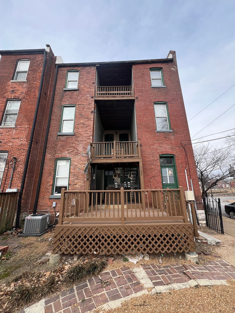 St. Louis Apartment: 2300 S 9th St