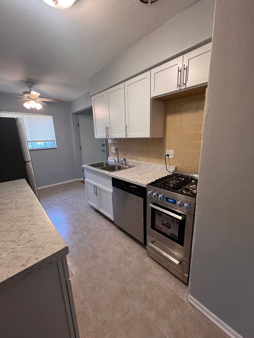 Richmond Heights Apartment: 7104 Plateau Ave