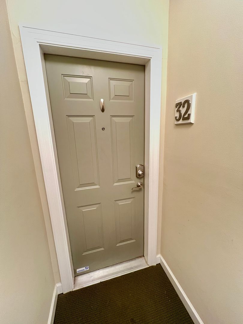 St. Louis Condo: 5653 Waterman Blvd #3N