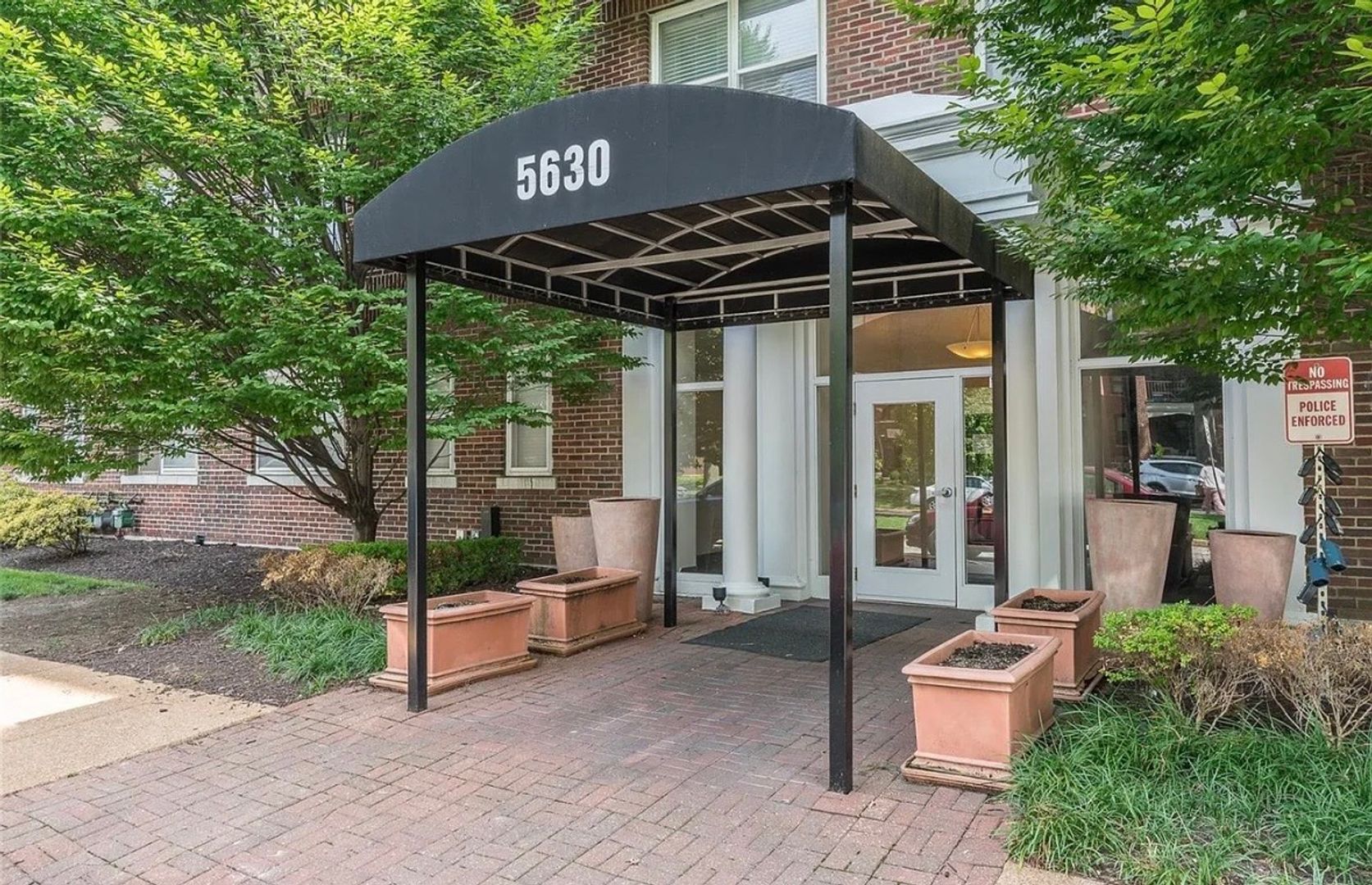 Saint Charles House: 5630 Pershing Ave