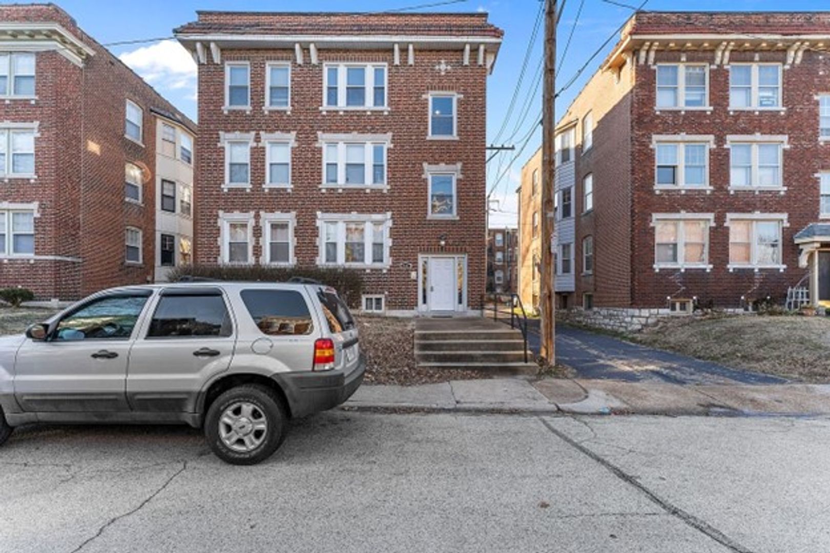 Saint Louis Apartment: 761 Syracuse Ave