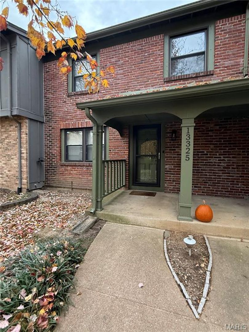 Ballwin House: 13325 Hiddendale Ln.