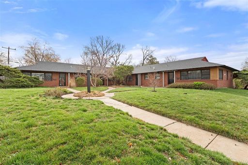 844 North Mcknight Road | University City 63132 – photo 1