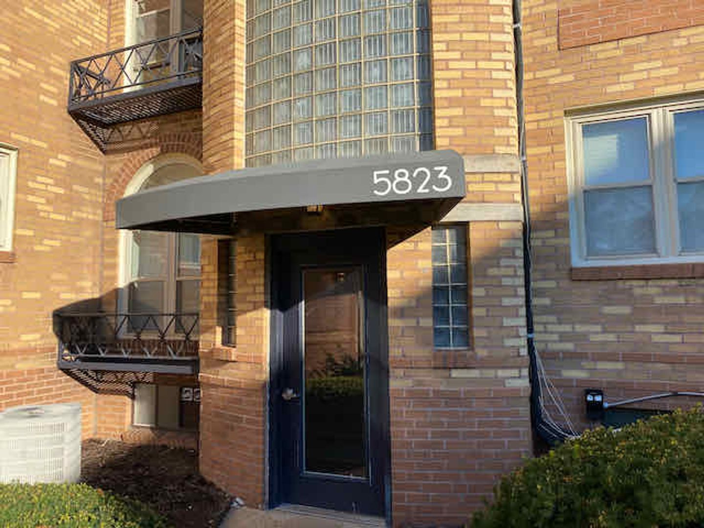 Saint Louis Apartment: 5823 Lindenwood Ave
