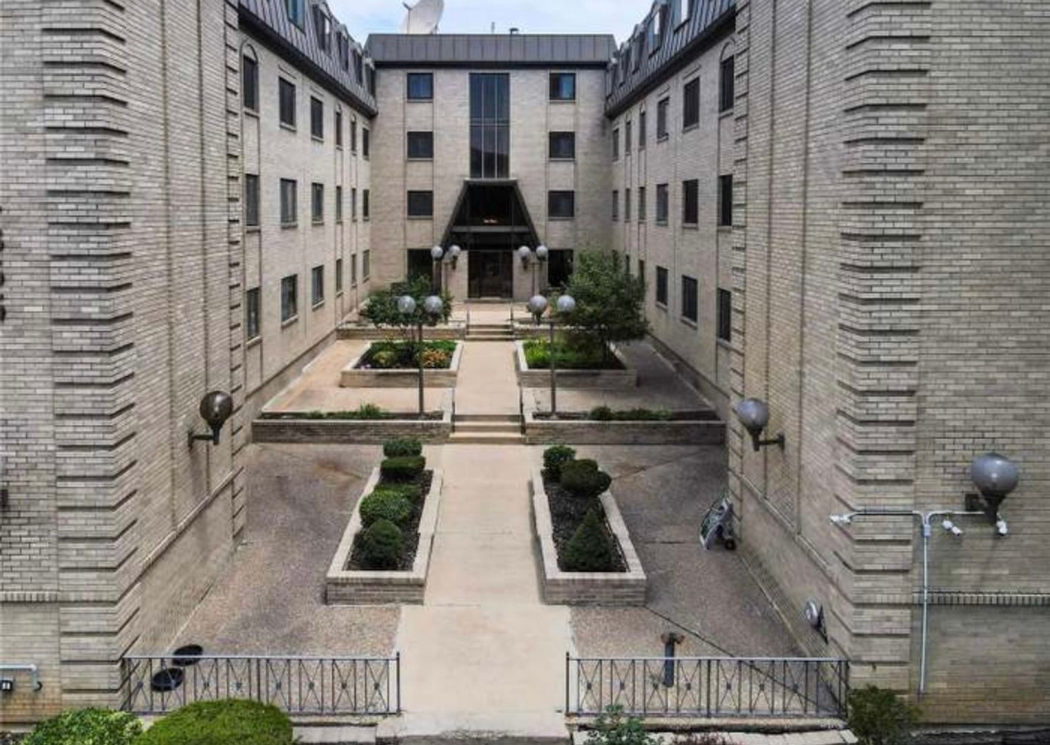 St. Louis Condo: 4355 Maryland Ave. #330