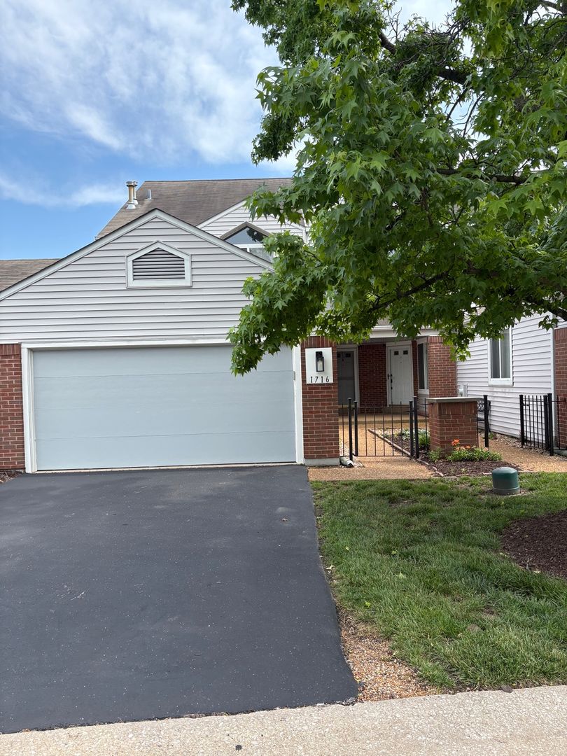 Ballwin Townhome: 1716 Highview Circle Ct.