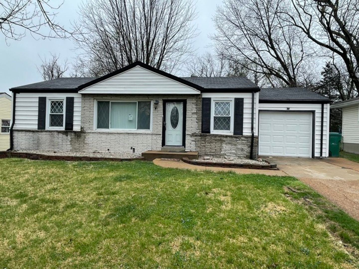 Saint Louis House: 815 Bella Ln