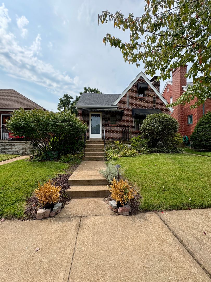 Saint Louis House: 6040 Marquette Ave