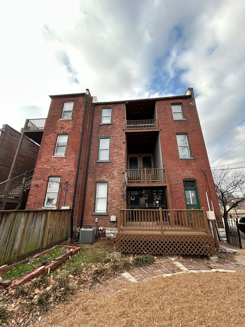 St. Louis Apartment: 2300 S 9th St