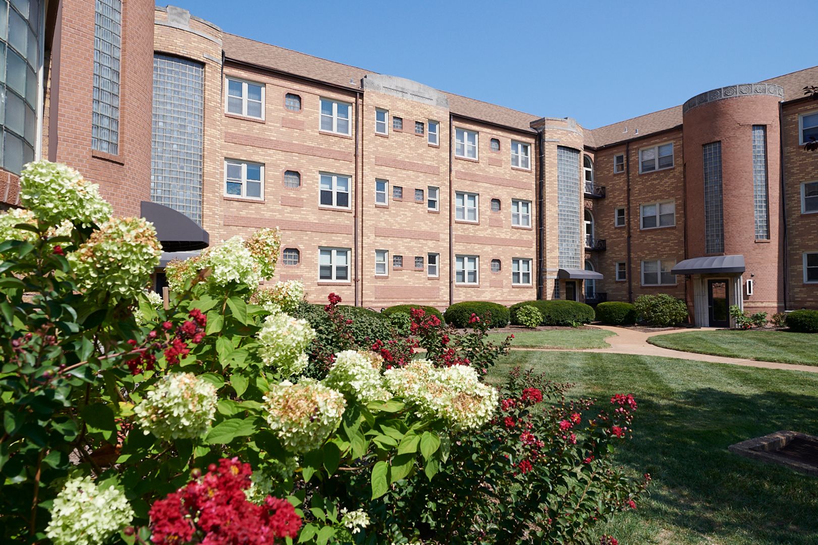 Saint Louis Apartment: 5825 Lindenwood Ave