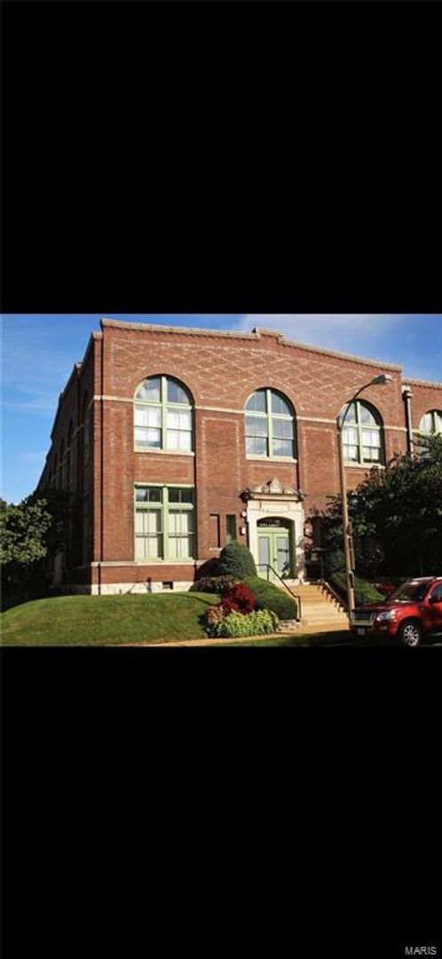 Saint Louis Condo: 4242 Laclede Ave #108