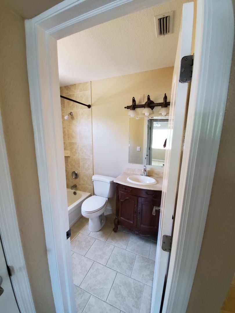 Venice Apartment: 421-425 Menendez Street