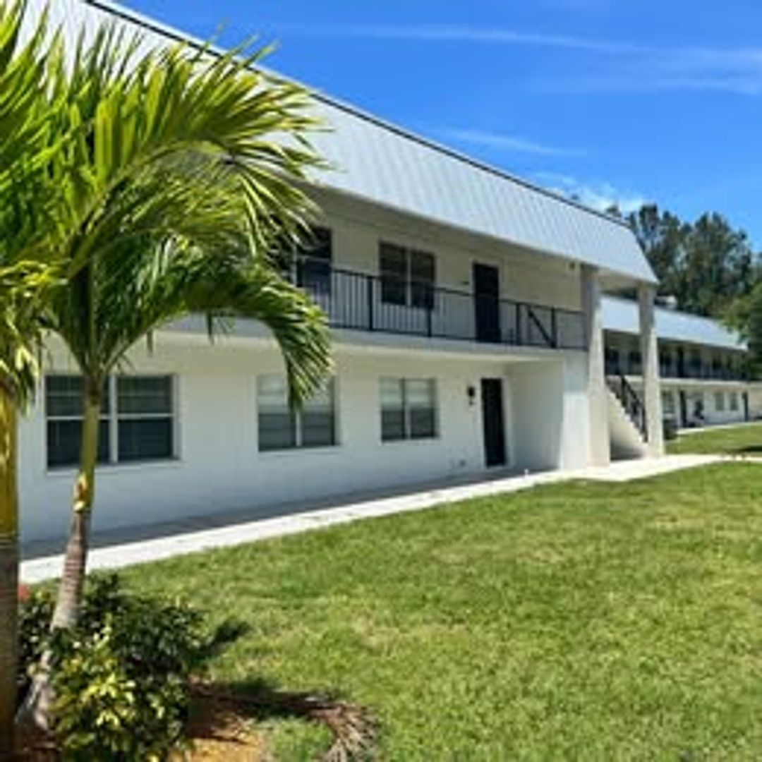 Sarasota Apartment: 3232 Fruitville Road