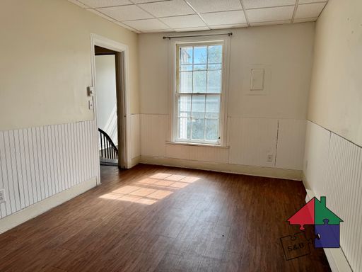 Second Floor 3-Bedroom in Northfield - Pet Friendly!