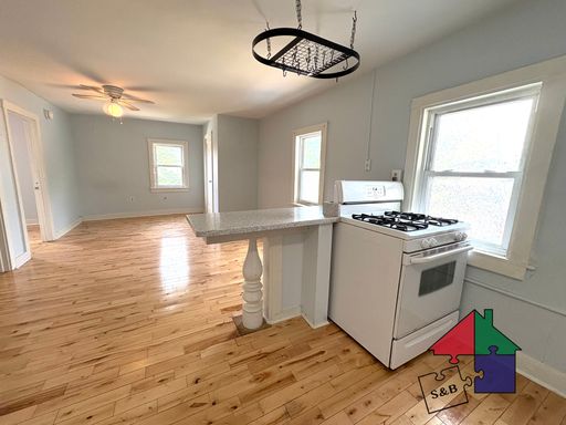 Beautiful Burlington One Bedroom Apartment w/ Den – photo 1