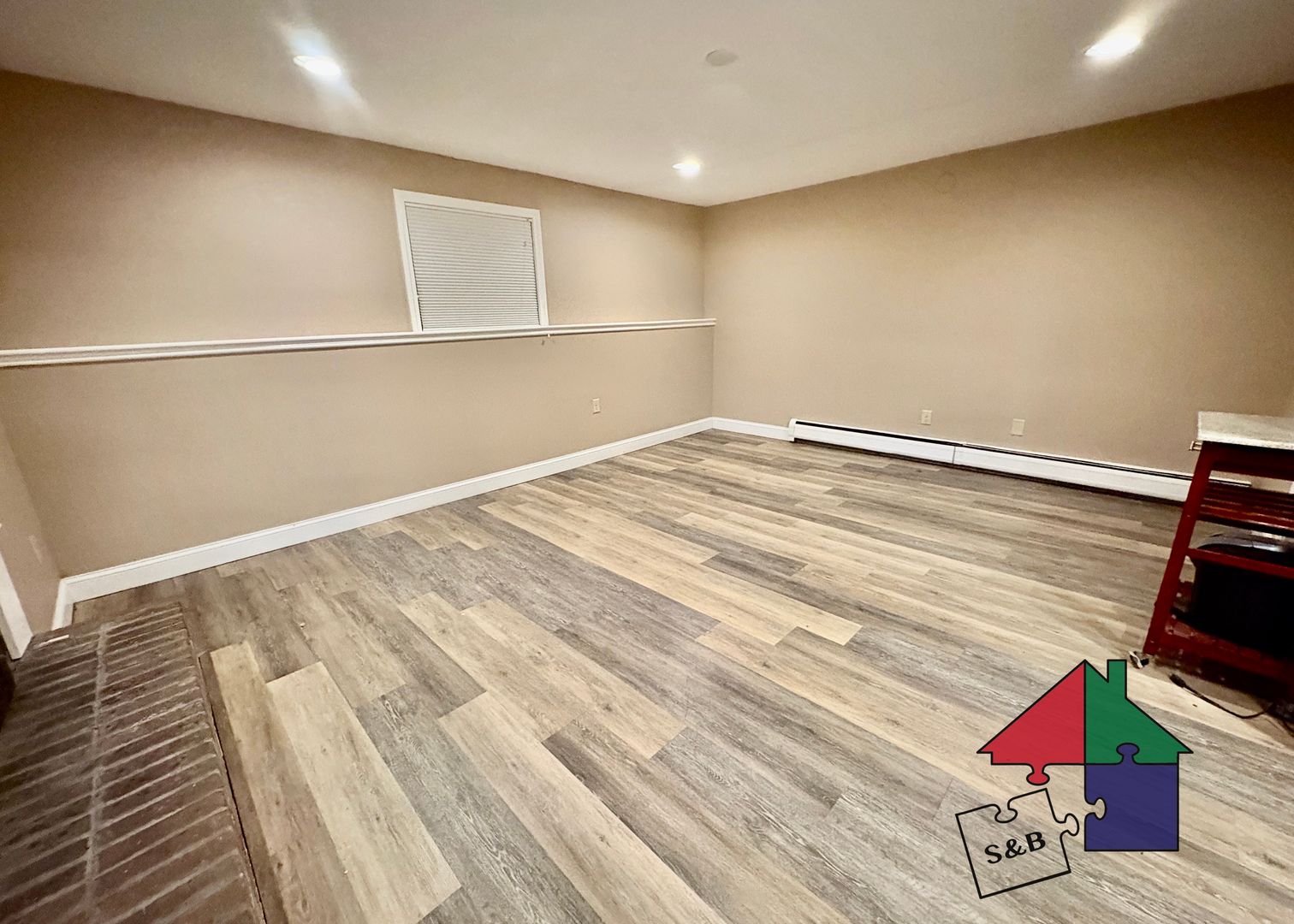 Shelburne Apartment: 276 Locust Hill