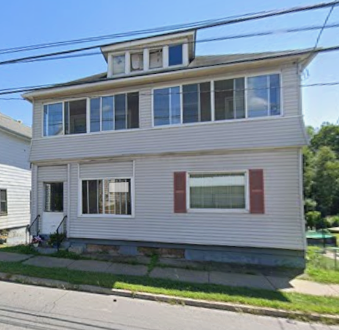 Plymouth House: 790 W main st