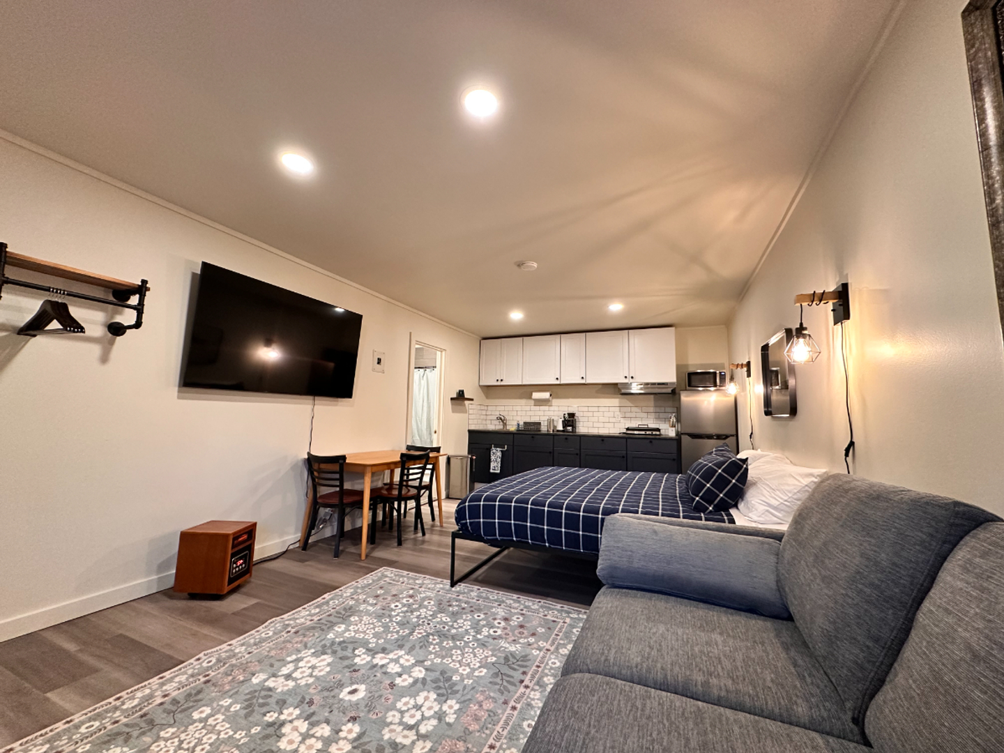 Sagle Apartment: 470700 US 95