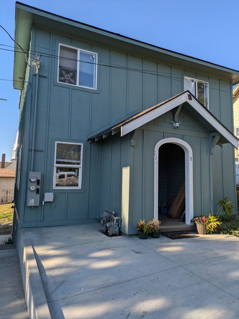 Moscow Apartment: 220 E 7th St.