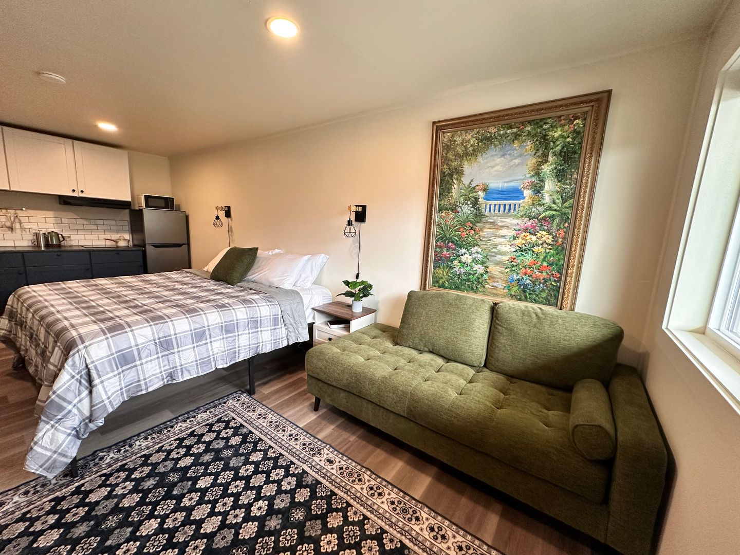 Sagle Apartment: 470700 US 95