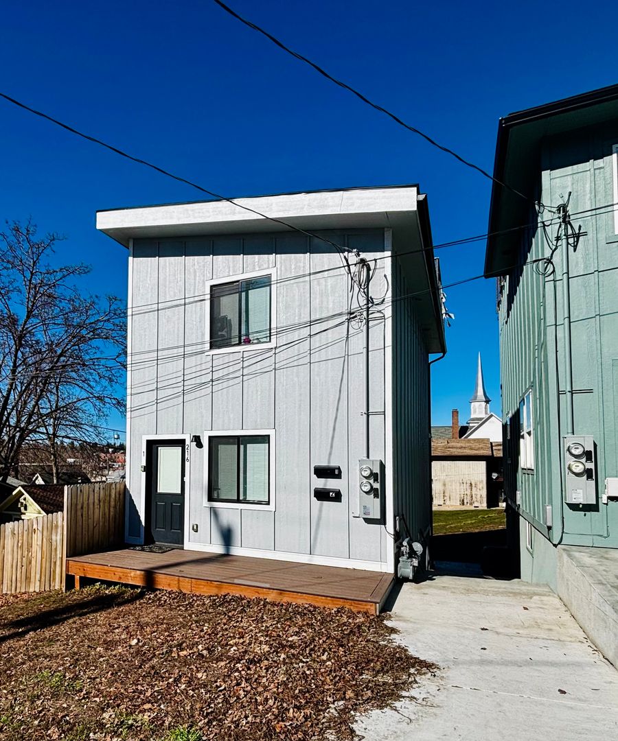 Moscow Apartment: 216 E 7th St.