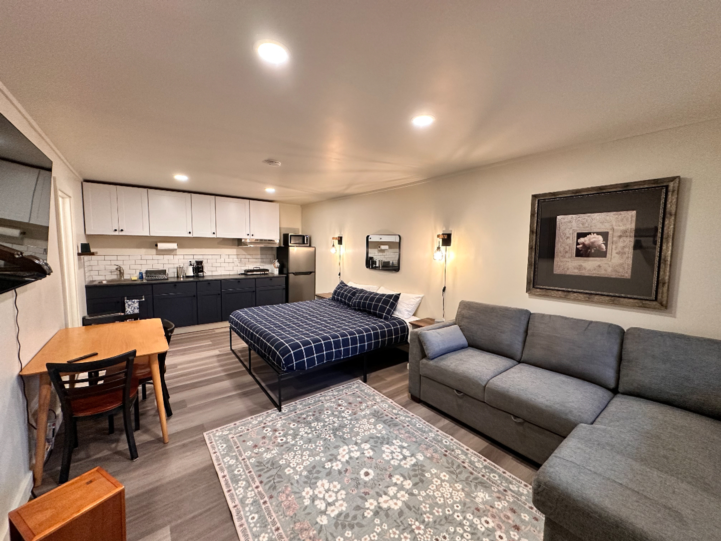 Sagle Apartment: 470700 US 95