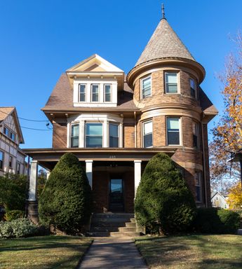 Cool studio in beautiful downtown mansion! – photo 1