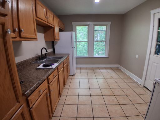 Large 2nd floor 2 bedroom with Front Deck & Private Basement – photo 1