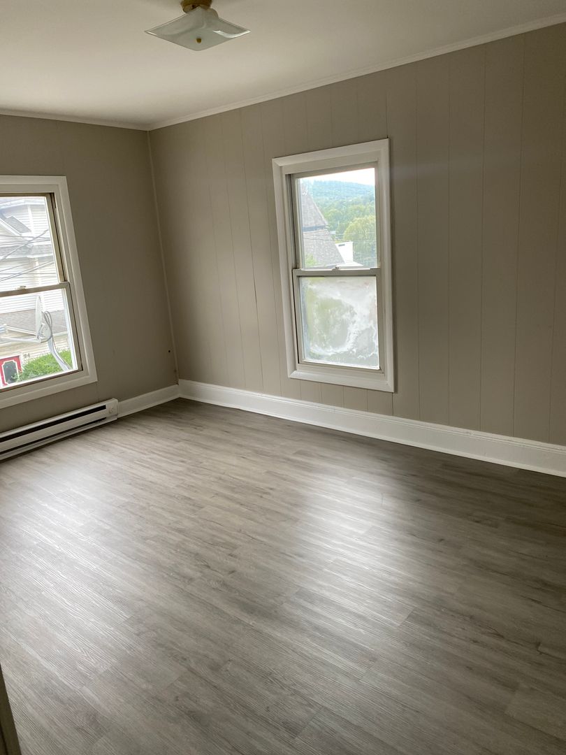 Carbondale House: 97 S Main St
