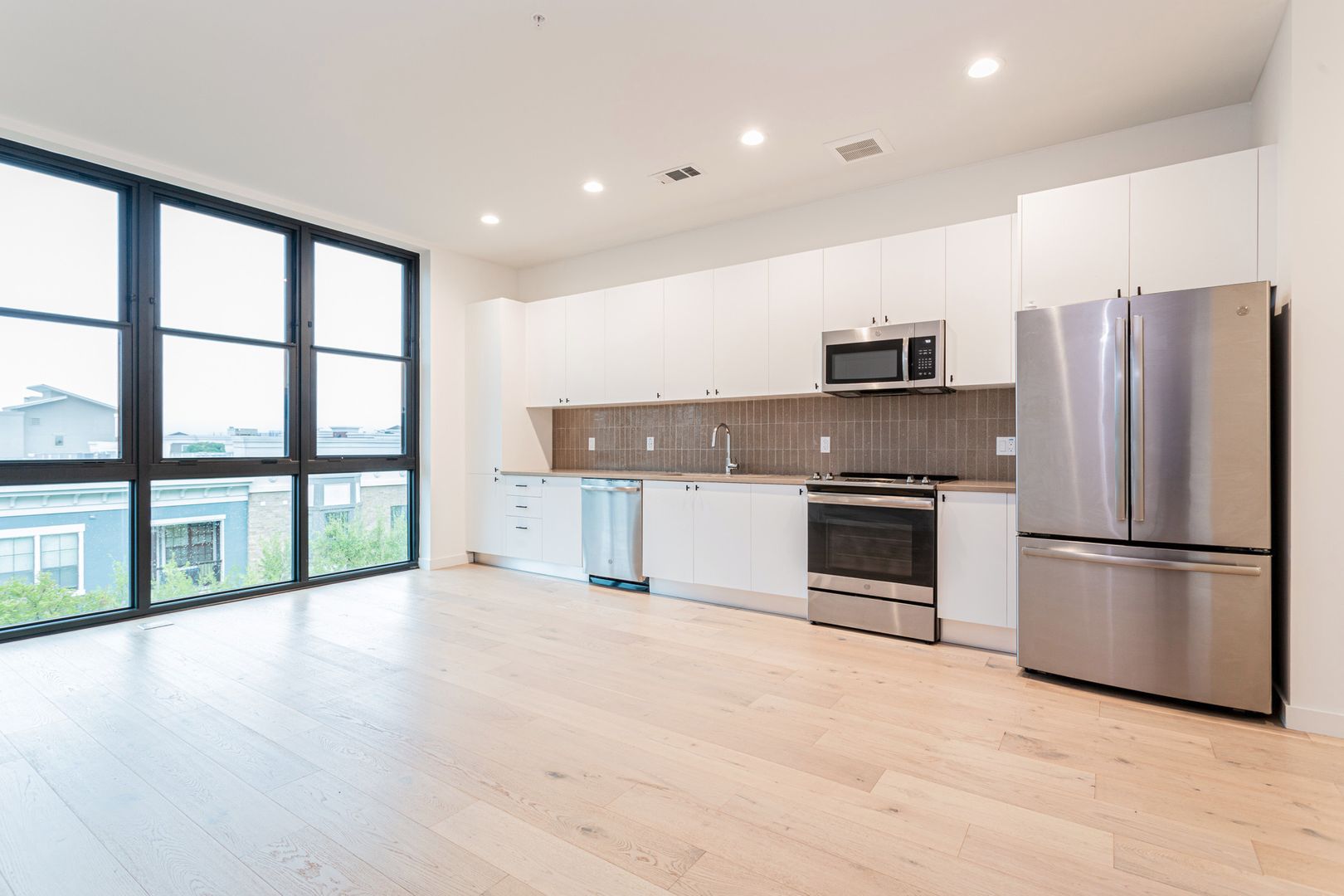 Austin House: 800 Embassy Drive #418