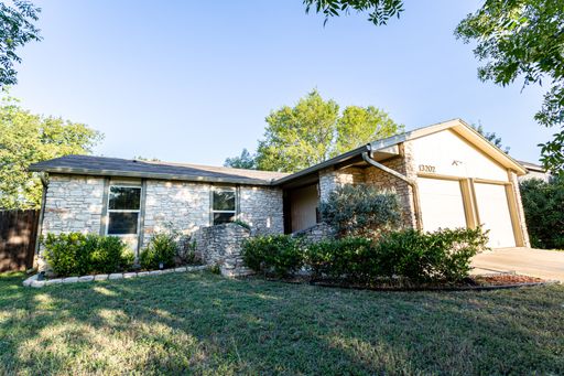 Beautiful 3BR/2BA Home with Fireplace & Fenced Yard in Austin – photo 1