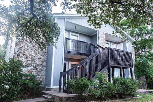 Cozy Living: 2 Bedroom / 1 Bathroom with Fireplace in Austin! – photo 1