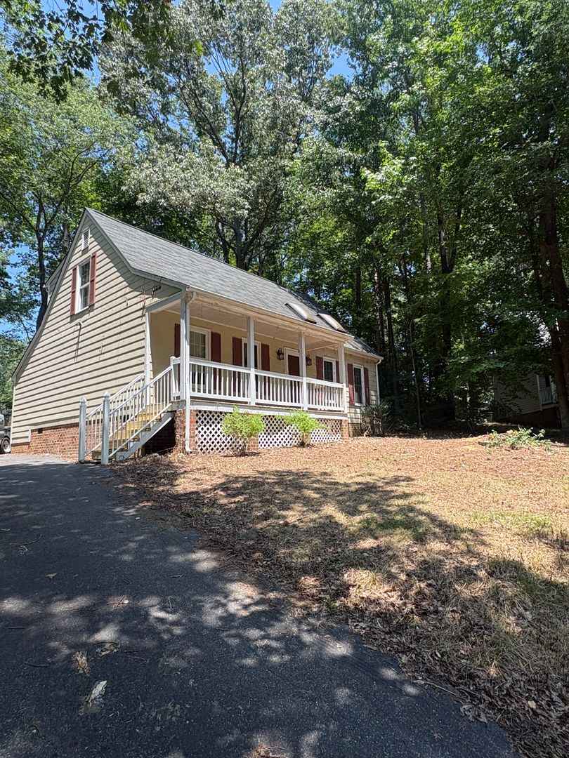 Midlothian House: 13304 Master Stag Drive