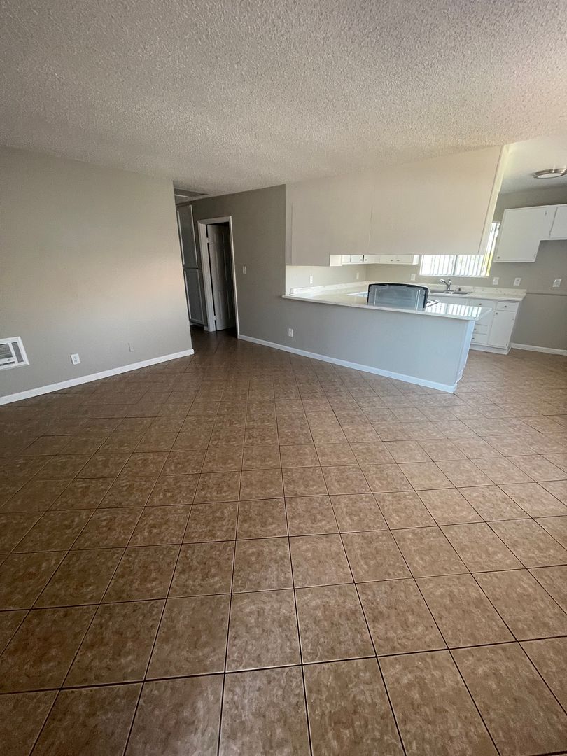 Fontana Apartment: 9281 Pepper Ave.