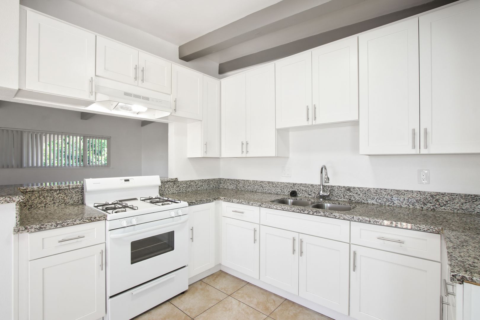 Redlands Apartment: 930 Stillman Ave