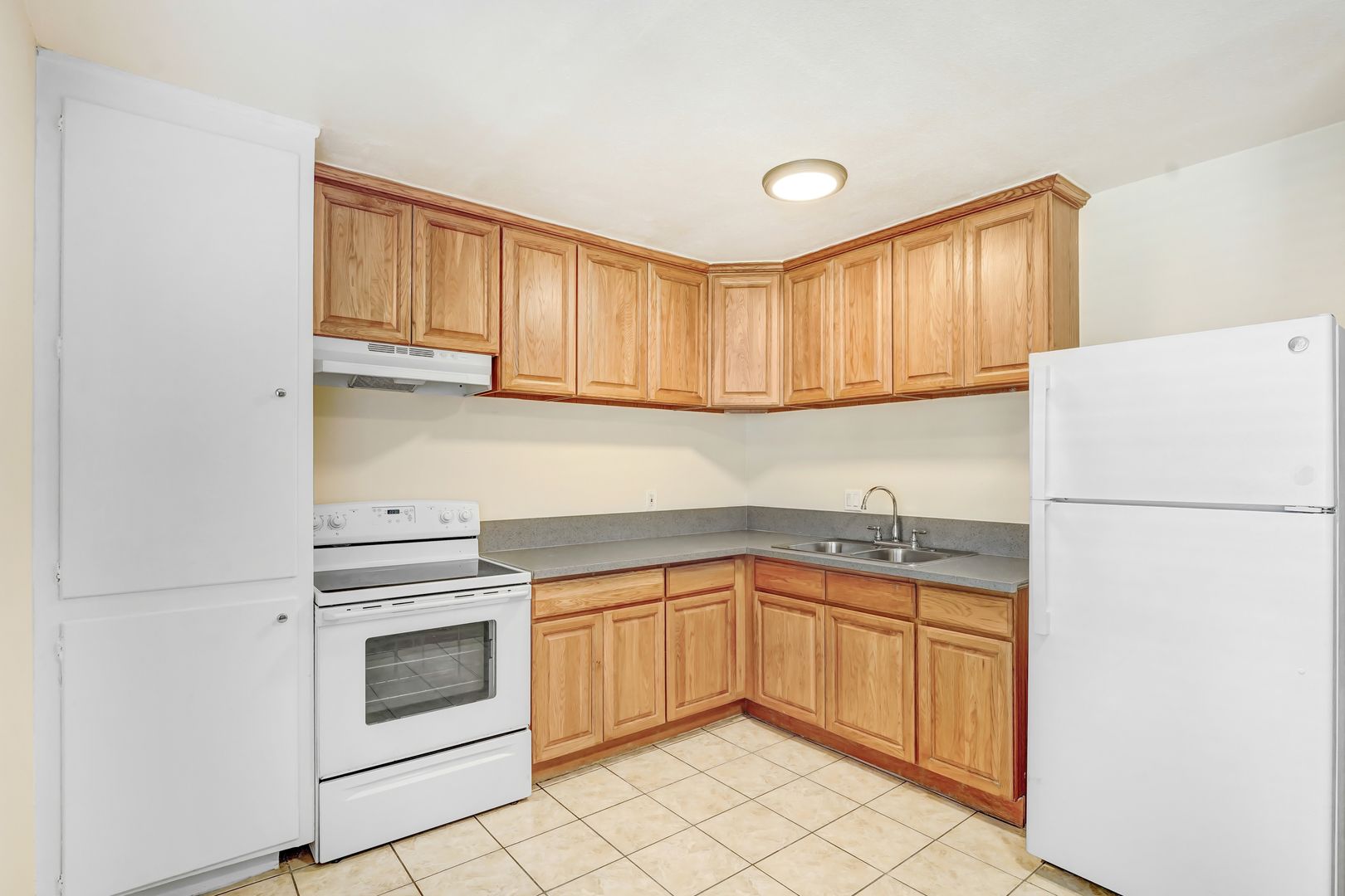 Alhambra Apartment: 3104-3208 W Ramona Rd