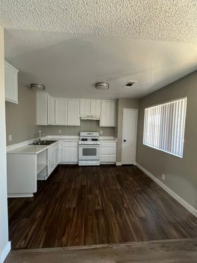 Beautiful Upgraded 2 bedroom 1 Bath Unit – photo 1