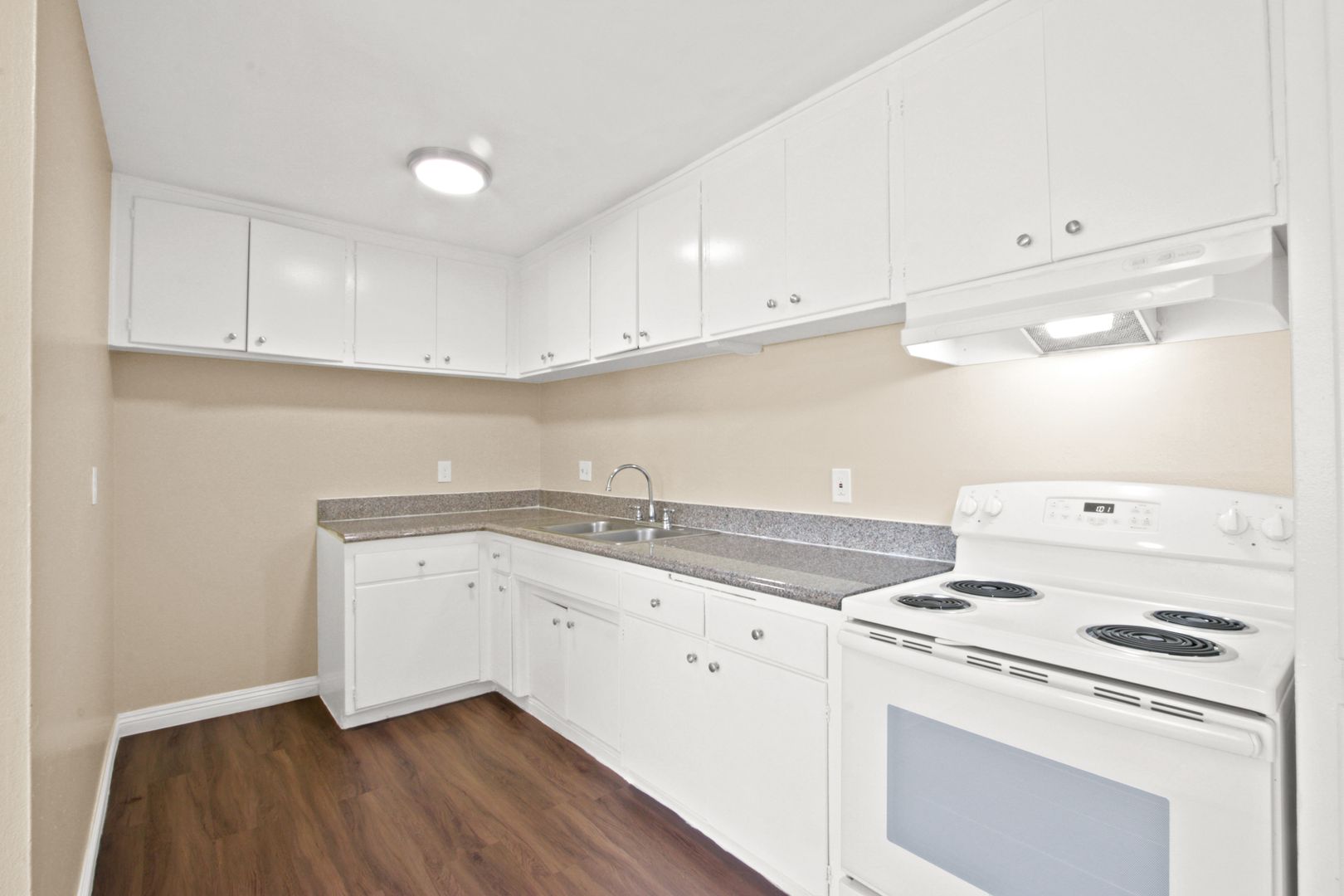 Alhambra Apartment: 3104-3208 W Ramona Rd