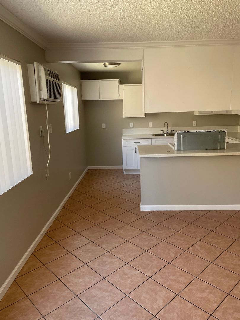 Fontana Apartment: 9281 Pepper Ave.