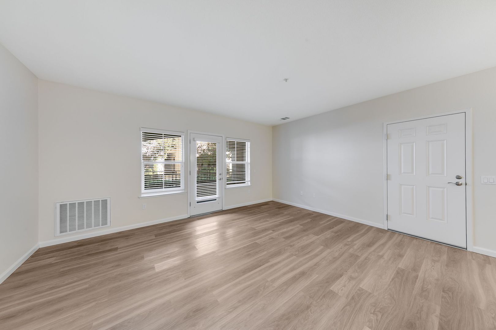 Ripon Apartment: 1641 N. Ripon Road