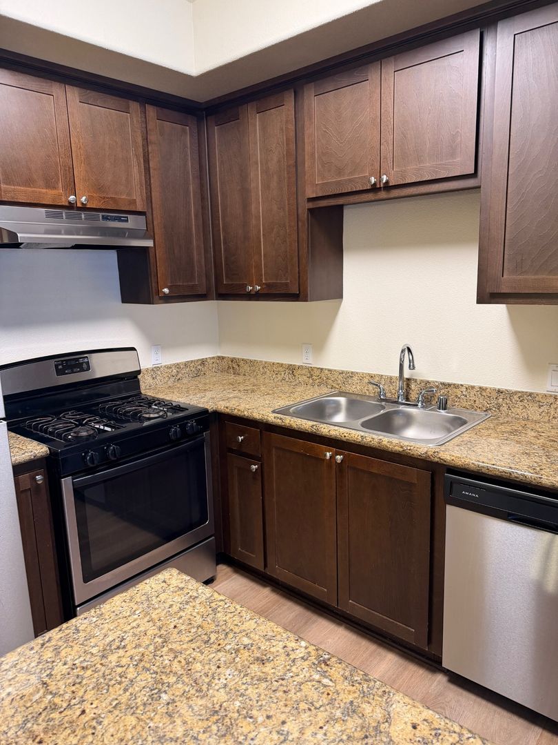 Ripon Apartment: 1641 N. Ripon Road