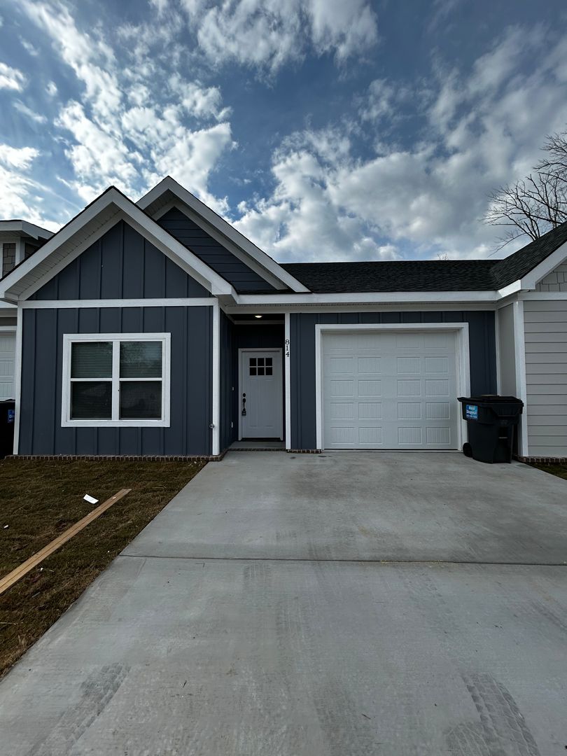 Rossville House: 814 North Ave. Rd.