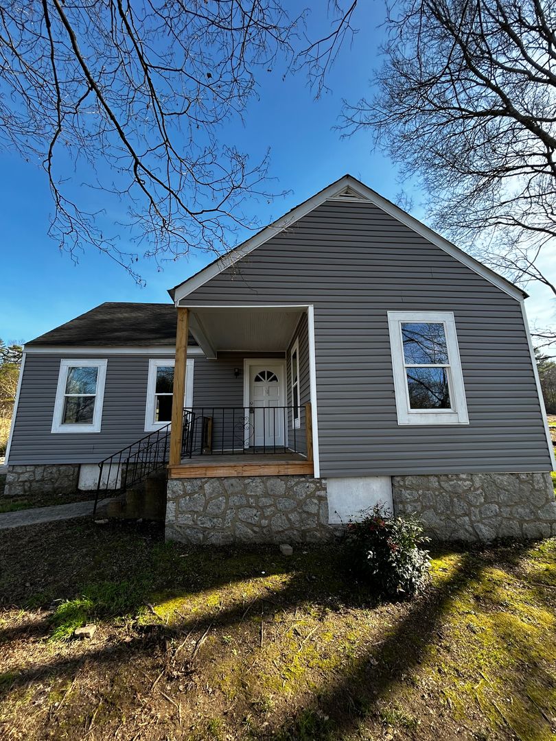 Ringgold House: 135 N Three Notch Rd.